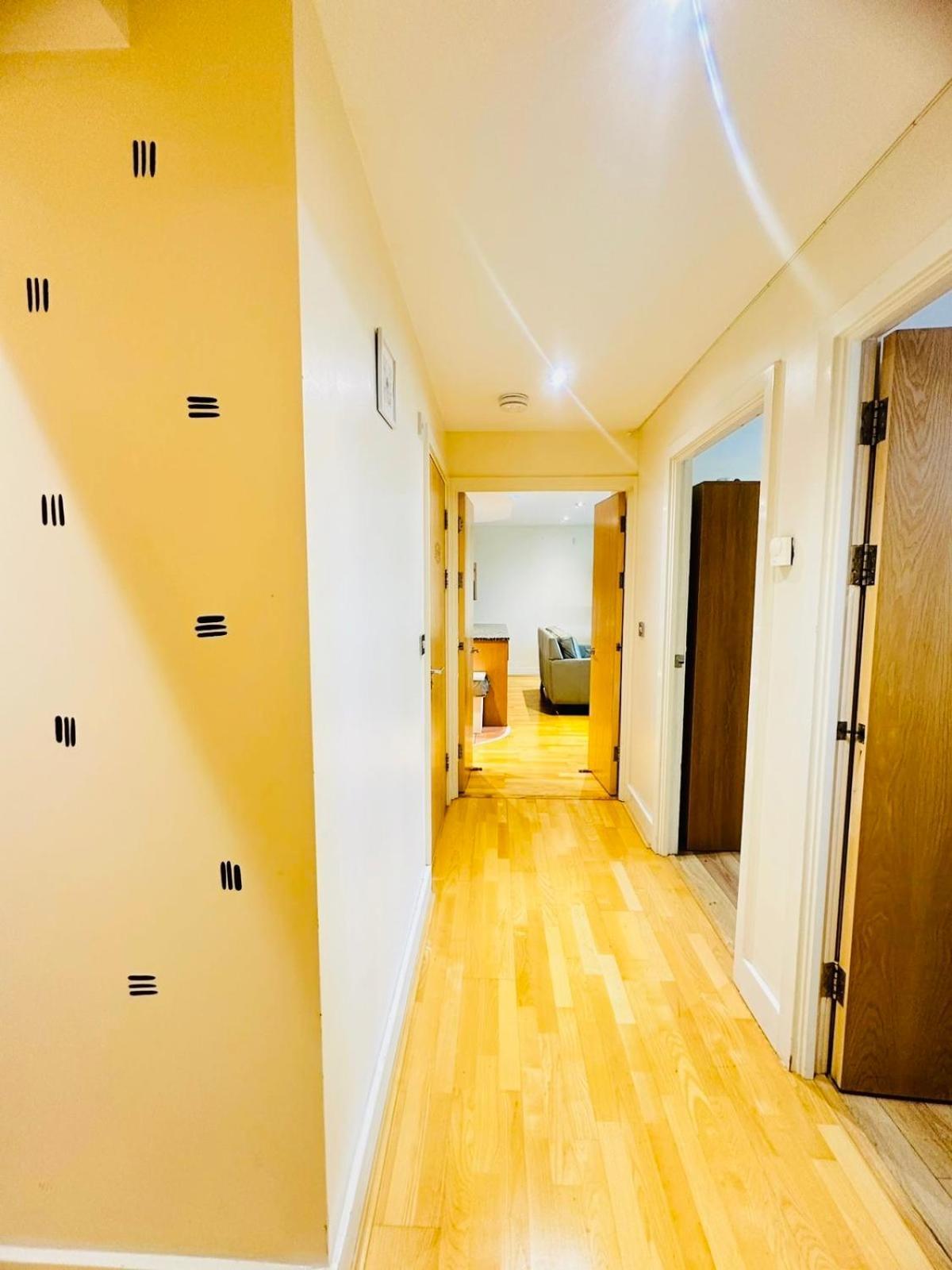 Modern 2bed 2bath Canary Wharf - Upto 5 Person * Londra